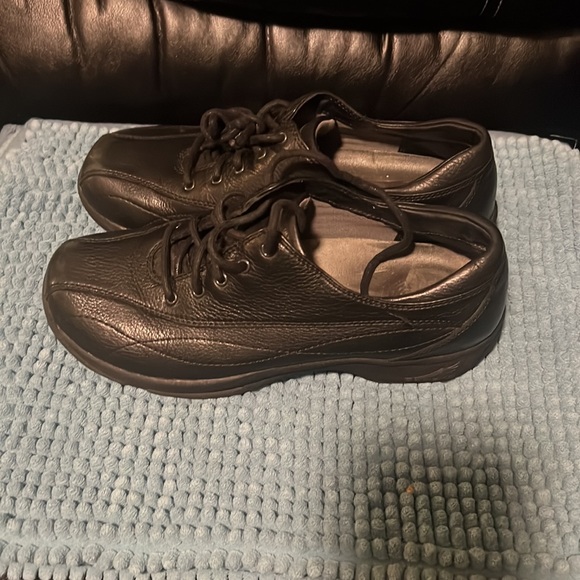 Women’s black leather dansko work shoes - Picture 2 of 3